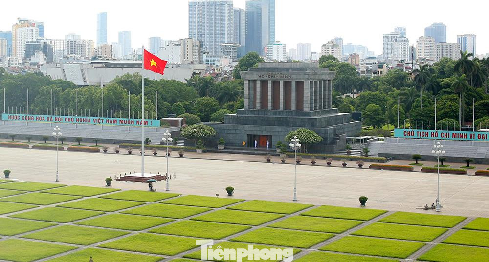 Hiện nay, quảng trường Ba Đình nằm trên đường Hùng Vương, trước lăng Chủ tịch Hồ Chí Minh.