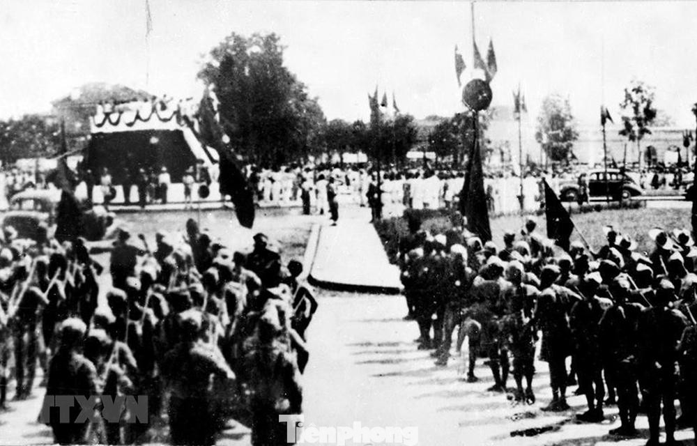 Ngày 2/9/1945, tại quảng trường Ba Đình, Chủ tịch Hồ Chí Minh đọc “Tuyên ngôn độc lập” khai sinh ra nước Việt Nam Dân chủ Cộng hòa. (Ảnh tư liệu TTXVN)