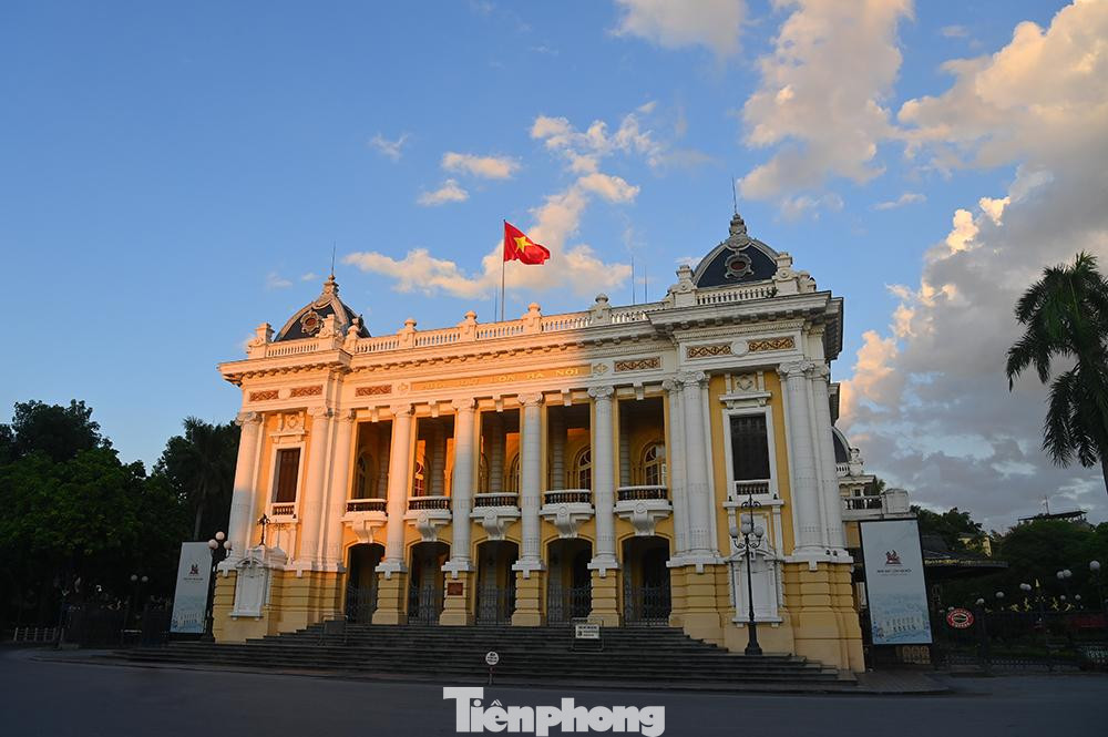Hiện nay, Quảng trường Cách mạng tháng Tám thuộc phường Tràng Tiền (Hoàn Kiếm, Hà Nội). Đây là một quần thể kiến trúc mang hình thái nút không gian thành phố, xung quanh có những công trình kiến trúc độc đáo như Bảo tàng Lịch sử Quốc gia, khách sạn Hilton…
