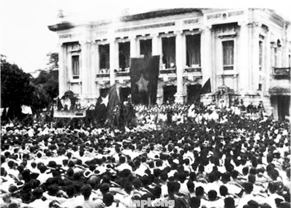 Ngày 19/8/1945, hàng vạn người dân Thủ đô đổ về Quảng trường Nhà hát Lớn dự lễ mít tinh biểu dương lực lượng và chào mừng Ủy ban Quân quản. Ảnh tư liệu: TTXVN