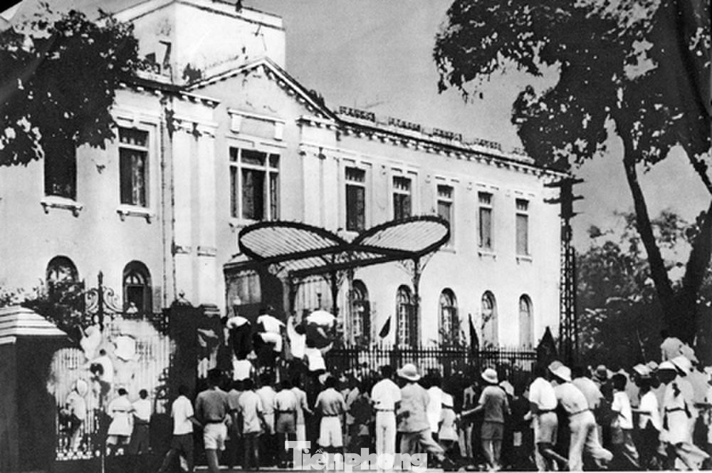 Sáng 19/8/1945, lực lượng Việt Minh và nhân dân Thủ đô đánh chiếm cơ quan đầu não của chính quyền tay sai Pháp ở Bắc Bộ, mở đầu cho cuộc tổng khởi nghĩa giành chính quyền ở Thủ đô Hà Nội. (Ảnh tư liệu: TTXVN)