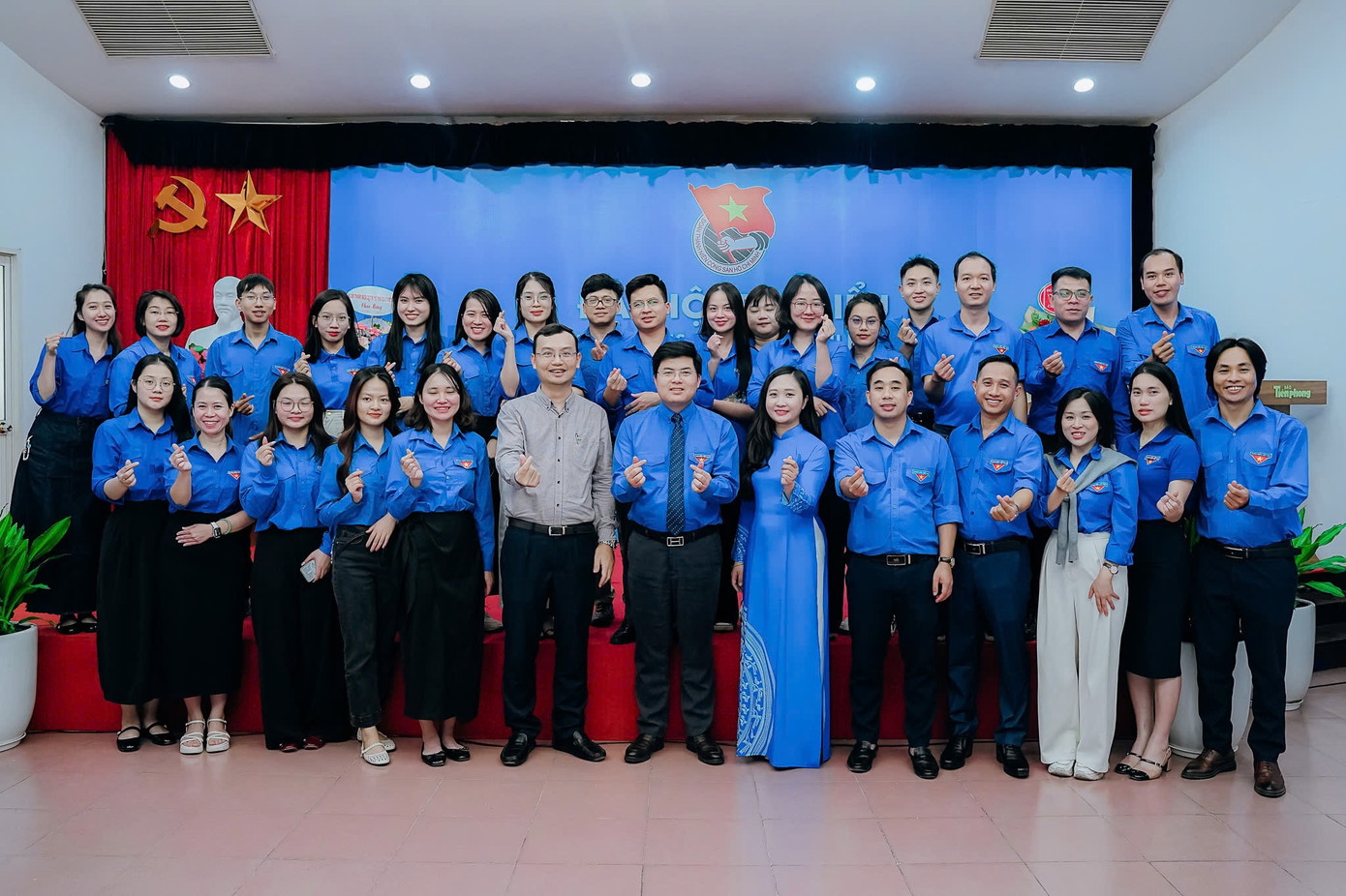 Anh Hoàng Đức Nam - Bí thư Đoàn Cơ quan Trung ương Đoàn và nhà báo Nguyễn Ngọc Tiến - Ủy viên Ban Thường vụ Đảng ủy, Trưởng Ban Thời sự báo Tiền Phong cùng các đại biểu dự Đại hội. Ảnh: Công Hướng. tienphong-2810daihoi.jpg