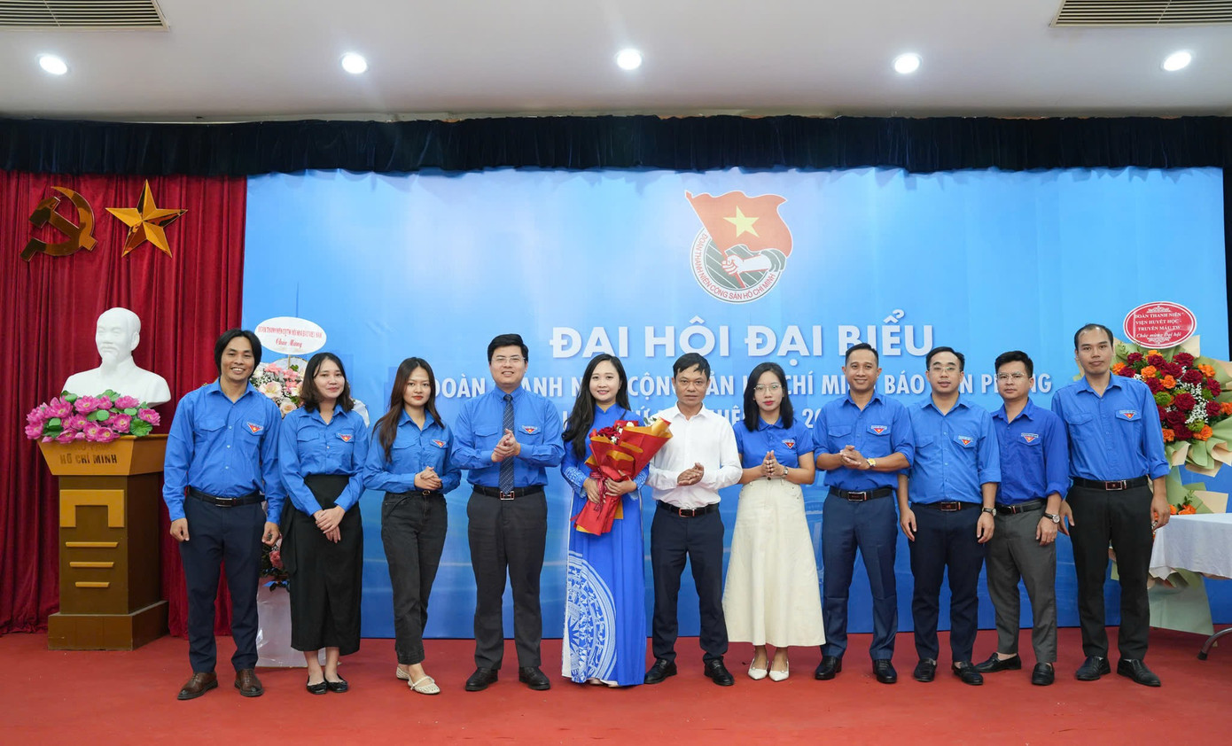 Anh Hoàng Đức Nam - Bí thư Đoàn Cơ quan Trung ương Đoàn và nhà báo Trần Công Hùng - Ủy viên BCH Đảng bộ, Tổng TKTS báo điện tử Tiền Phong tặng hoa chúc mừng Ban Chấp hành Đoàn cơ sở báo Tiền Phong nhiệm kỳ 2025 - 2030. Ảnh: Công Hướng tienphong-2810daihoi2.jpg