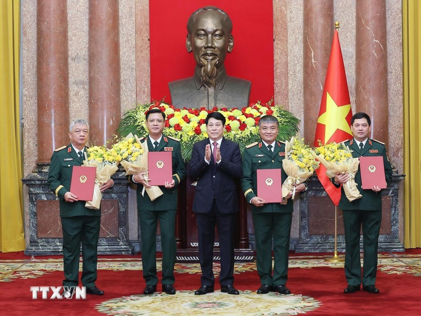 Chủ tịch nước Lương Cường trao quyết định thăng quân hàm từ Trung tướng lên Thượng tướng đối với các đồng chí Ủy viên Trung ương Đảng, Ủy viên Quân ủy Trung ương. Ảnh: TTXVN. tienphong-147-qh.jpg