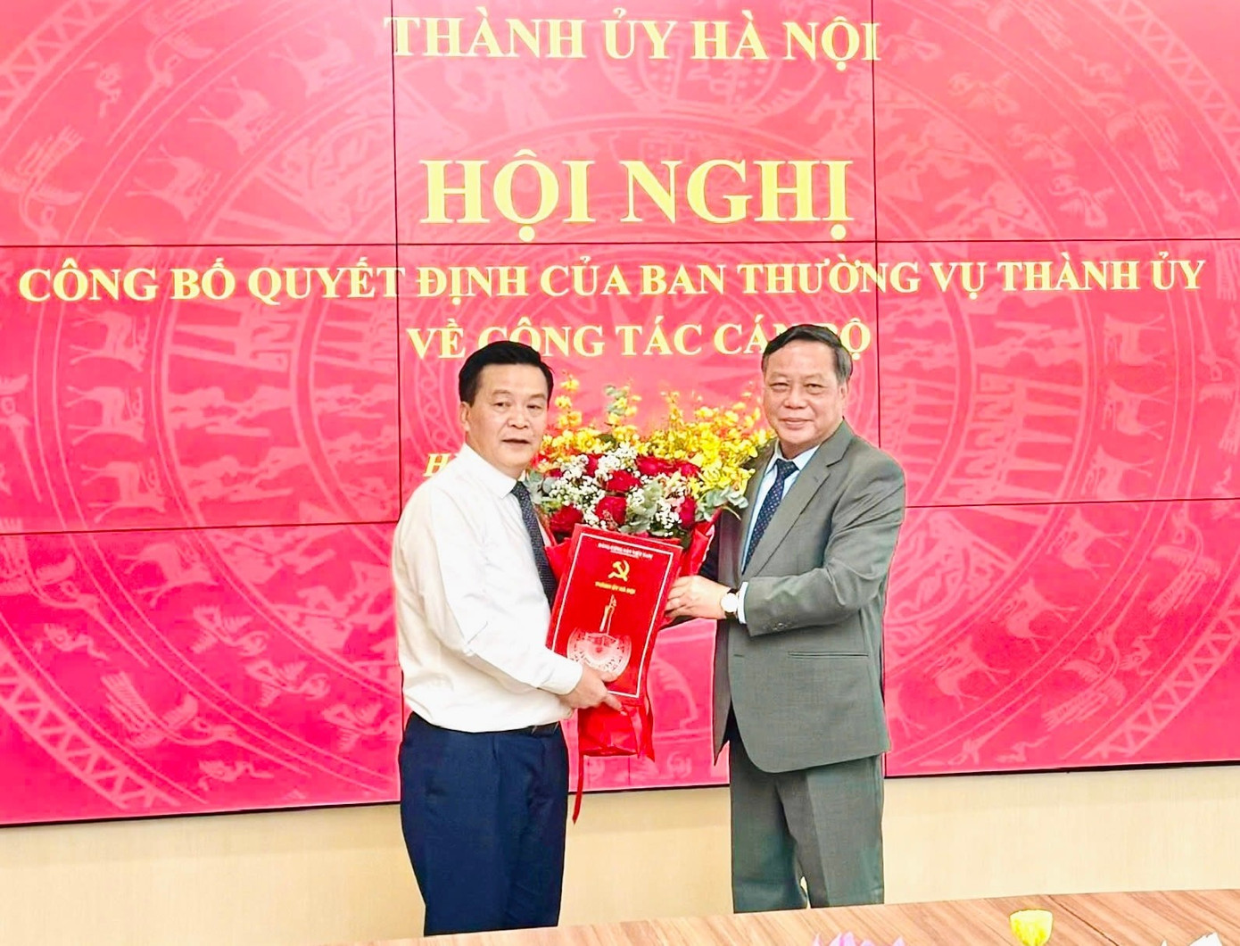 Phó Bí thư Thường trực Thành ủy Hà Nội Nguyễn Văn Phong trao quyết định và tặng hoa chúc mừng ông Lê Trung Kiên. Ảnh: HNM. tienphong-147tuhn.jpg