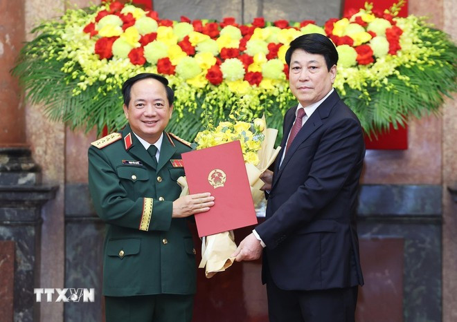 Chủ tịch nước Lương Cường trao quyết định thăng quân hàm từ Thượng tướng lên Đại tướng đối với ông Trịnh Văn Quyết. Ảnh: TTXVN. tienphong-147-qh1.jpg