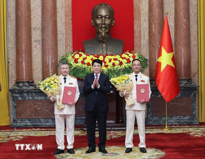Chủ tịch nước Lương Cường trao quyết định thăng cấp bậc hàm từ Trung tướng lên Thượng tướng đối với các đồng chí Thứ trưởng Bộ Công an. Ảnh: TTXVN. tienphong-147-qh3.jpg