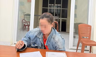 Rùng mình clip: Bé nằm dưới nền nhà, 4 lần bị bóp mặt đến nghẹt thở, khóc đỏ người