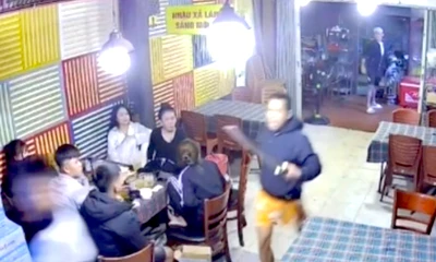 Hai đối tượng mang mã tấu xông vào quán nhậu chém 3 người thương vong