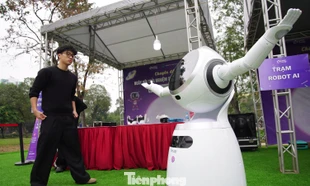 Trạm robot AI hút khách đến công viên trung tâm Hà Nội