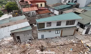 Đường mới mở từ Tam Trinh - Giải Phóng xuất hiện nhà 'mỏng méo'