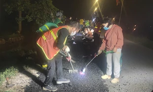 Nhóm tình nguyện ‘vá’ đường đêm Giao thừa