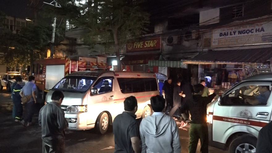 Xe cứu thương đưa thi thể các nạn nhân về nhà xác.