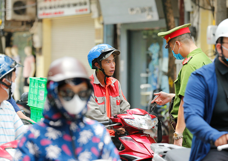 Công an Hà Nội xử phạt nhiều người không tuân thủ 'lệnh' đeo khẩu trang