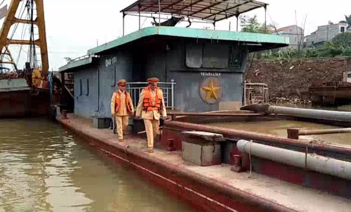 Bắt quả tang 'cát tặc' khai thác trái phép trên sông Hồng