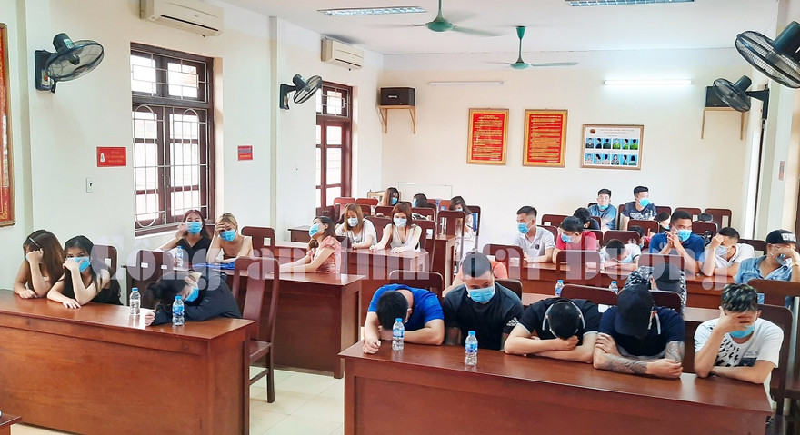 Các đối tượng tại cơ quan công an.