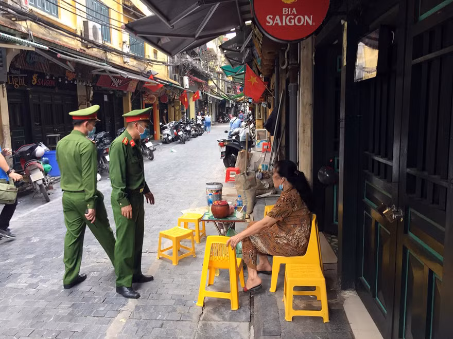 Công an quận Hoàn Kiếm tuần tra, nhắc nhở người dân thực hiện công tác phòng chống dịch COVID-19.