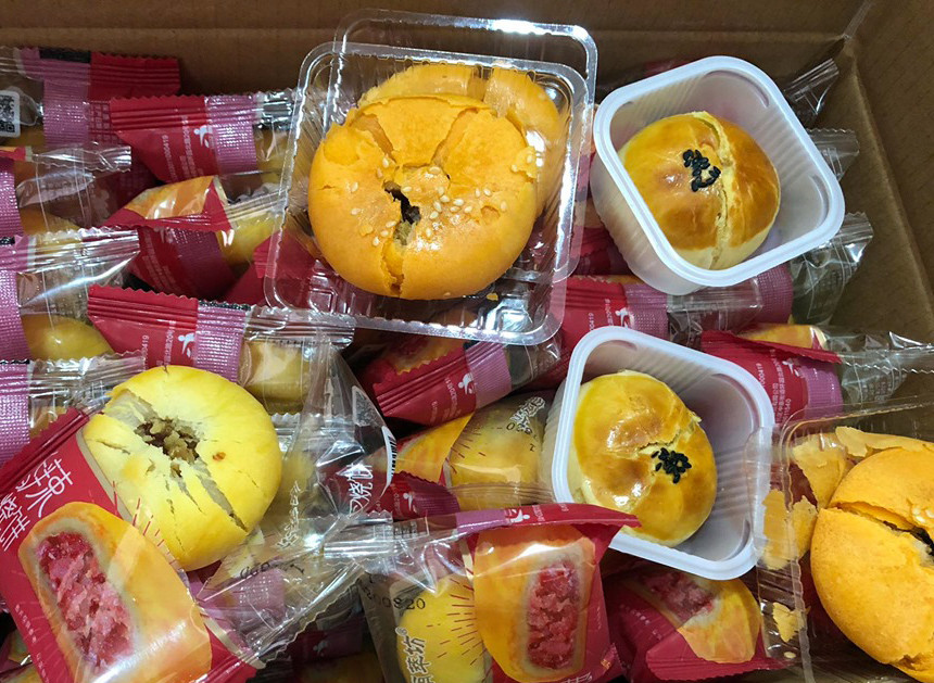 Cận cảnh hơn 10 tấn bánh trung thu, trà sữa nhập lậu