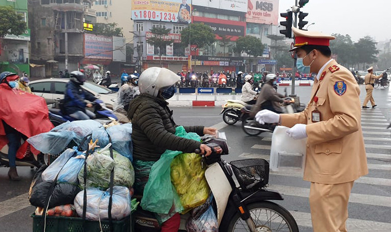 Nhiều người bất ngờ nhận được khẩu trang miễn phí.