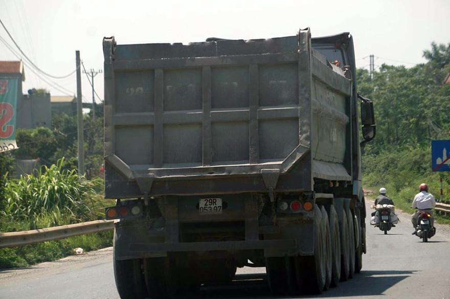 Cận cảnh xe quá khổ 'đại náo' vùng ven Hà Nội 