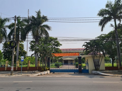 Khu vực xảy ra sự cố đổ cột ăng-ten.