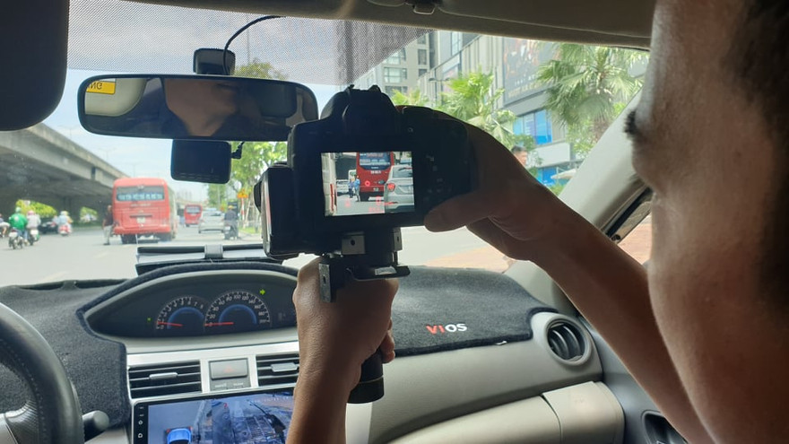 CSGT hóa trang sử dụng thiết bị nghiệp vụ xử lý vi phạm trên đường Phạm Hùng (Hà Nội).