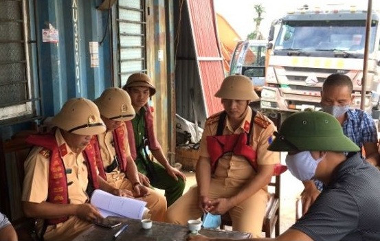 CSGT trao đổi với các thuyền viên gặp nạn sau sự cố.