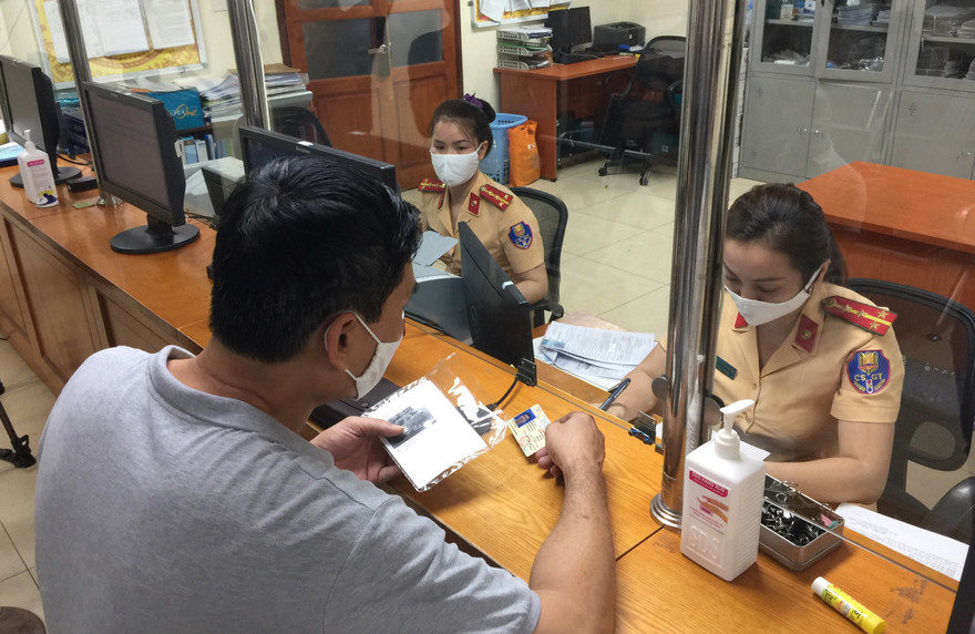 Ngày đầu thực hiện Thông tư 58 về quy trình cấp đổi, thu hồi đăng ký và biển số phương tiện tại Phòng CSGT Hà Nội.