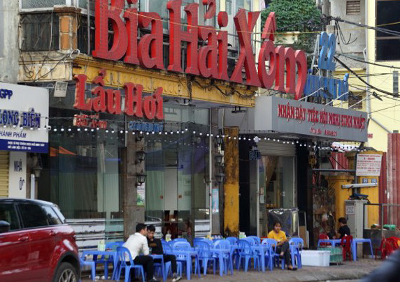 Nhiều quán nhậu ở Hà Nội giảm 70% khách tới uống bia, rượu