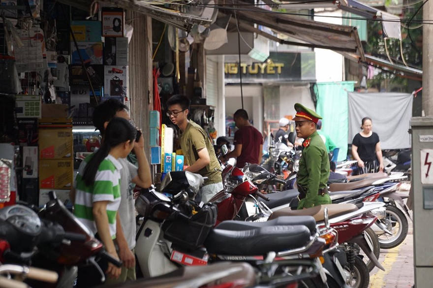 Nhiều tiểu thương chiếm dụng vỉa hè ở chợ Trời bị xử lý 