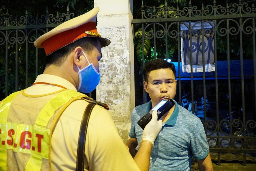 327 tài xế vi phạm nồng độ cồn trong ngày đầu tổng kiểm soát vi phạm.