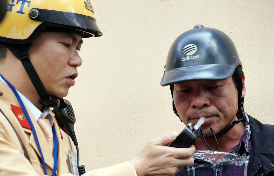 CSGT Hà Nội kiểm tra nồng độ cồn tài xế.