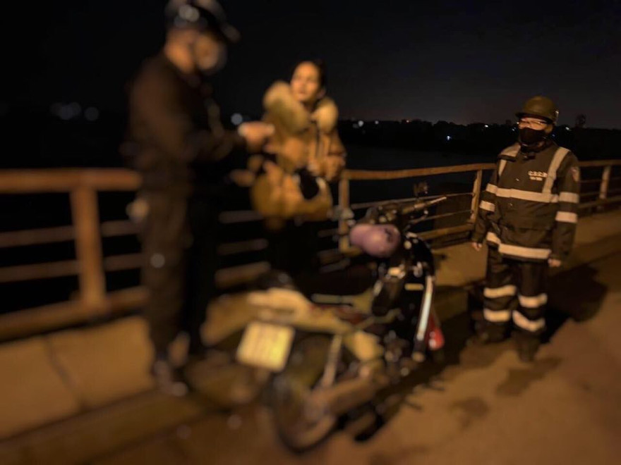 Lực lượng cảnh sát kịp thời ngăn cản cô gái nhảy cầu Chương Dương tự tử.