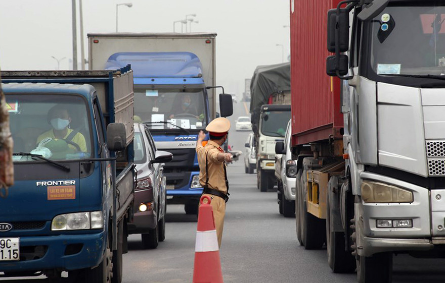 CSGT phối hợp liên ngành kiểm soát phương tiện ra vào tỉnh Bắc Ninh