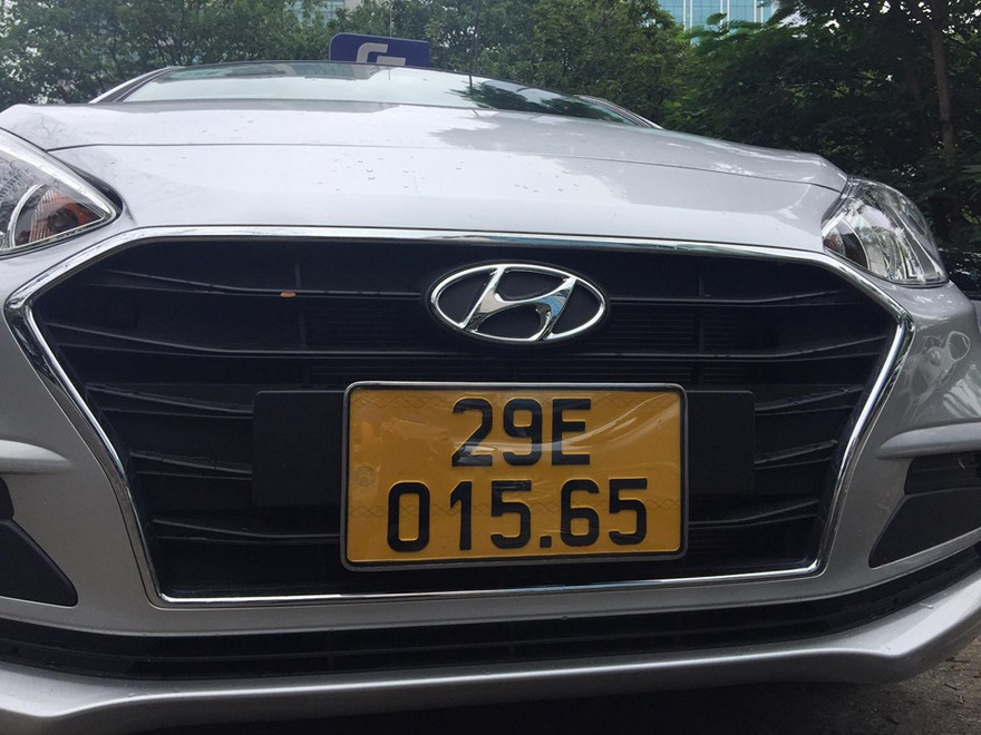 Nhiều phương tiện kinh doanh tại Hà Nội đã lắp biển vàng.