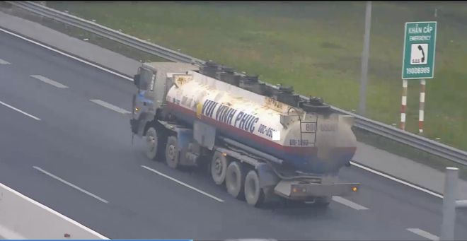 Hình ảnh xe bồn di chuyển lùi trên cao tốc Hà Nội - Hải Phòng.