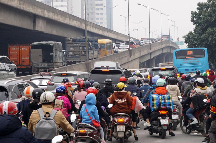 Người dân chở đào, quất về quê đón Tết, đường phố Hà Nội tê liệt