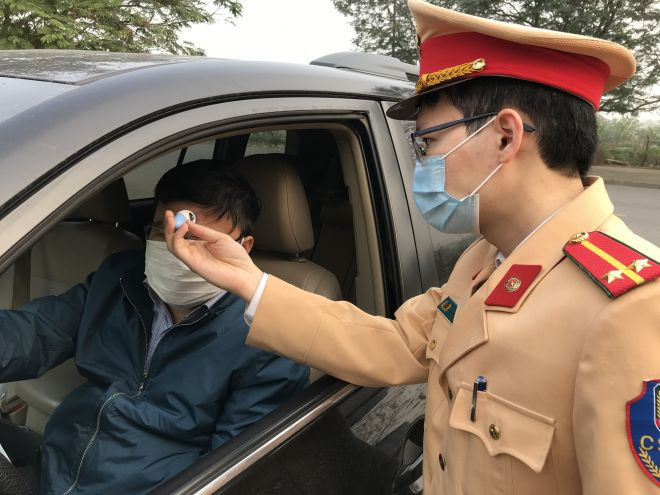 CSGT kiểm tra thân nhiệt cán bộ, người dân tới liên hệ công tác.