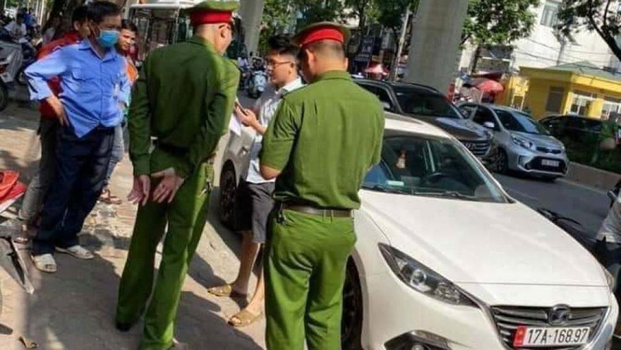 Cảnh sát làm việc với tài xế chống người thi hành công vụ.