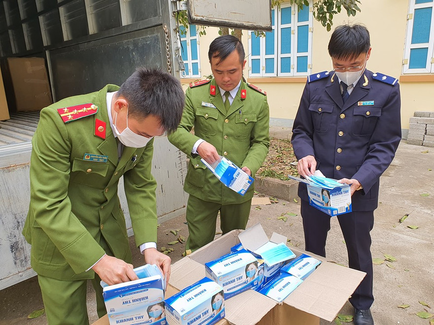Lực lượng chức năng kiểm tra lô khẩu trang.