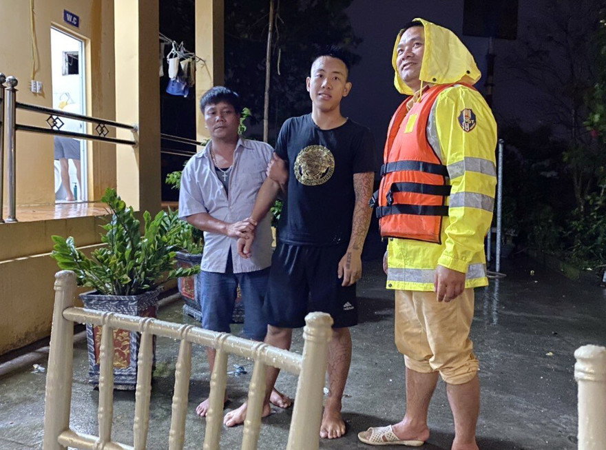 CSGT cứu nam thuyền viên bị ngã từ tàu thủy xuống sông Hồng