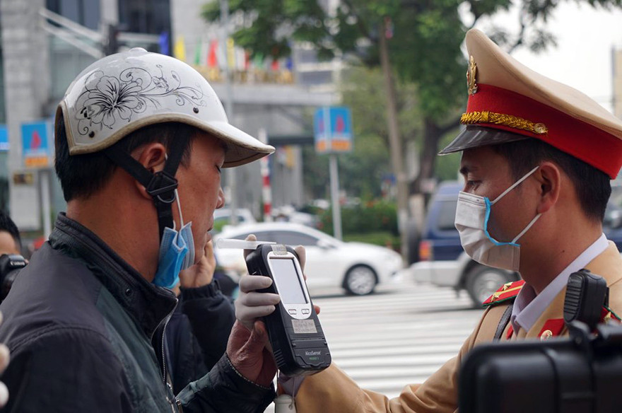 CSGT Hà Nội sát trùng máy đo nồng độ cồn, đeo khẩu trang khi xử lý vi phạm