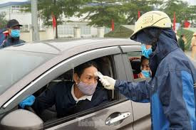 Lực lượng liên ngành tại chốt kiểm dịch cao tốc Hà Nội - Hải Phòng.