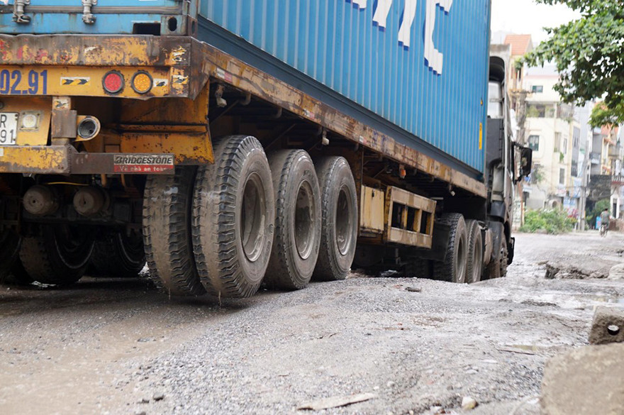 Cận cảnh 'hố bom' tử thần trên con đường đau khổ bậc nhất ở Hà Nội 