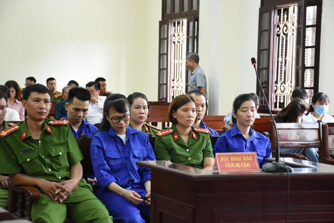 các bị cáo tại tòa.