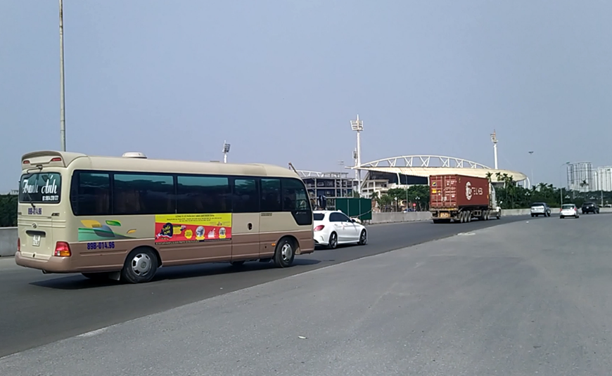 Xe 'hổ vồ', ô tô khách phớt lờ lệnh cấm, đi vào đường đua F1