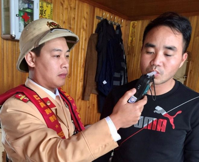 CSGT xuống sông phạt 'ma men' lái tàu thủy ở Bắc Ninh