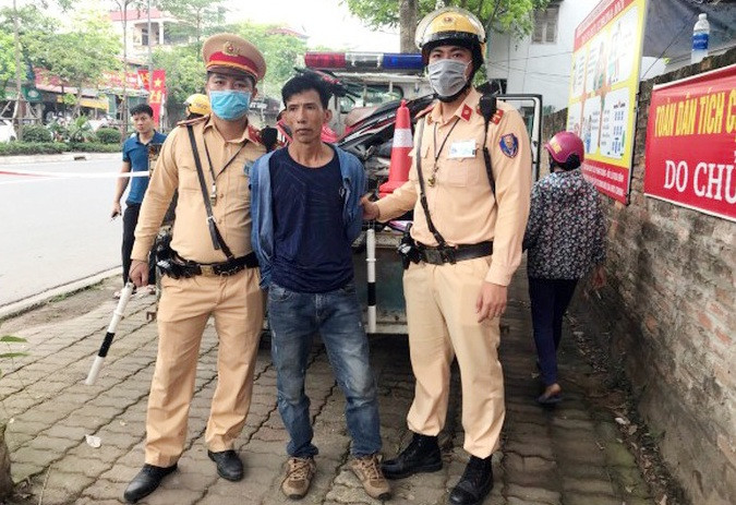 Đối tượng giấu 2 gói ma túy khi tham gia giao thông bị cảnh sát phát hiện.