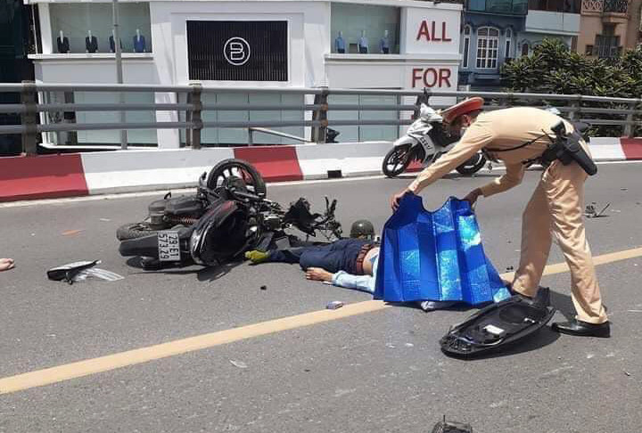 Cảnh sát tới hiện trường vụ tai nạn.