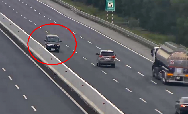 Hình ảnh ô tô di chuyển ngược chiều trên cao tốc Hà Nội - Hải Phòng.